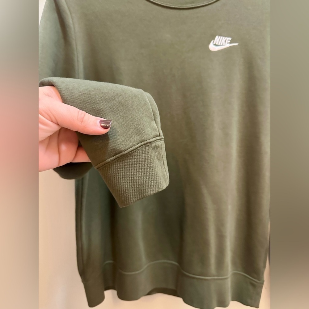 Nike Sportswear Club Men's Fleece Crew-Neck Sweatshirt in Olive Green - Picture 3 of 6